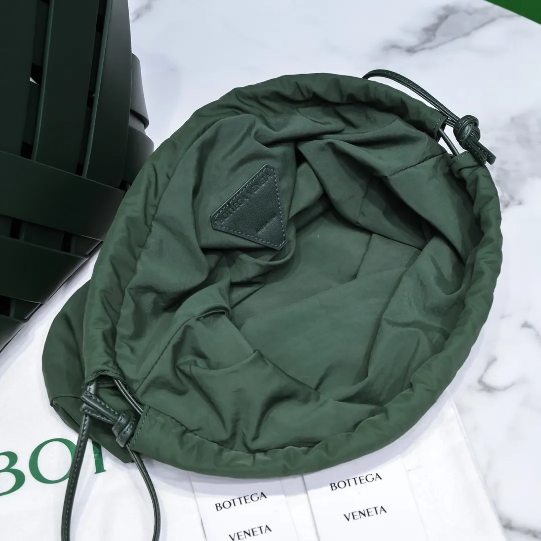 #B家 🔥4042 new autumn and winter styles are here! This is a creative handbag that looks super high-end. French calfskin scissor handbag. The inner bag can be actively used separately. Paper nylon drawstring bag. Magnetic handle opening and closing makes the whole bag calm and practical. Innovative concepts and classics coexist, making you feel the modern realm of art and elegance. Size 31x30.5x17.5, model: 6610#
